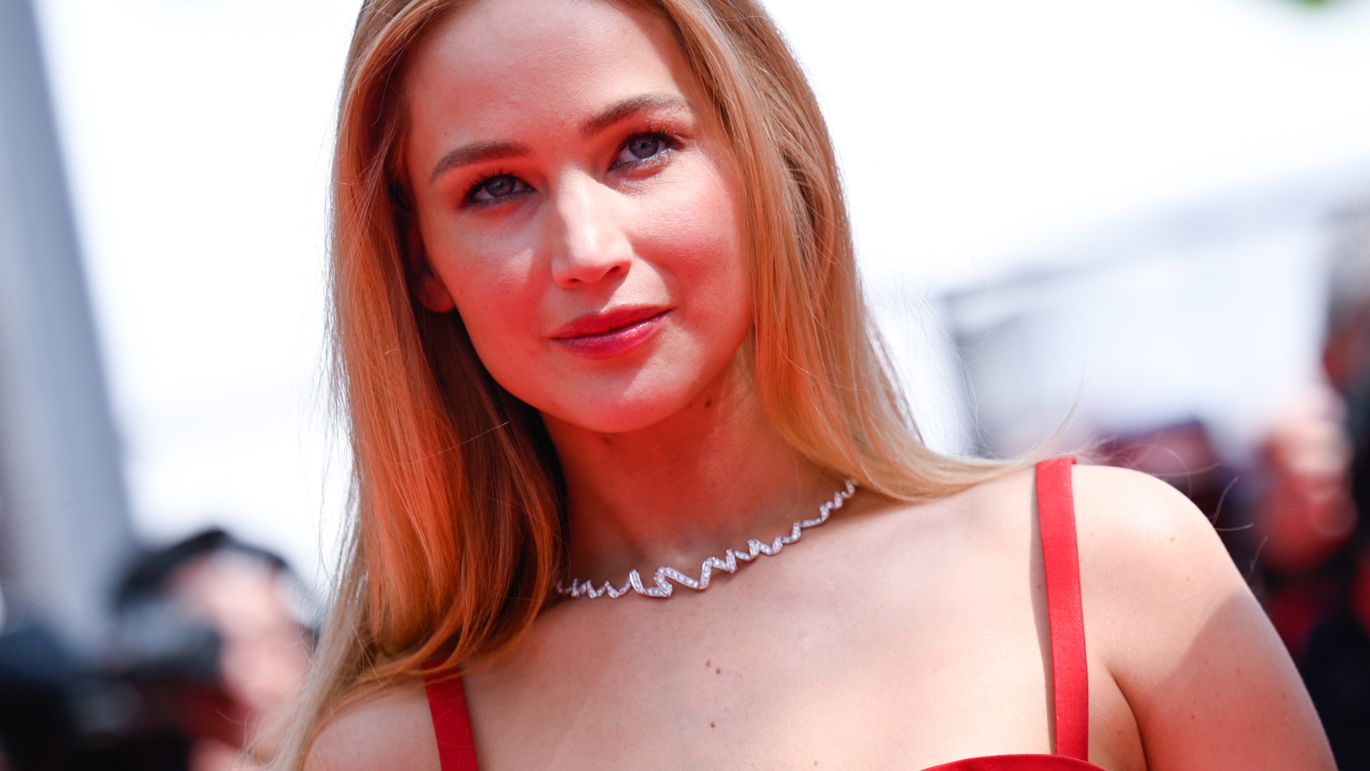 Jennifer Lawrence surge em Cannes com vestido glamouroso e chinelos