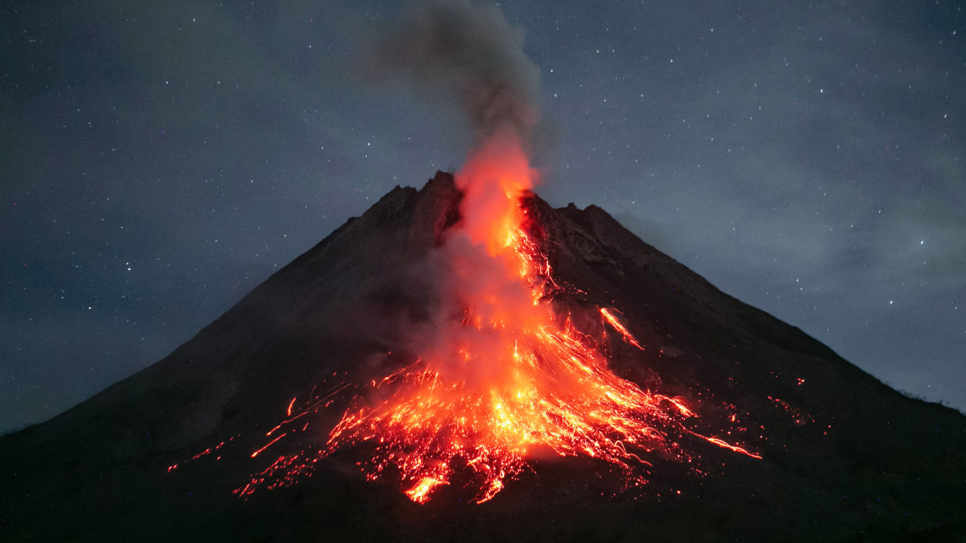 Vulcão Merapi (da Indonésia) entra em erupção e lança "avalanche" de lava