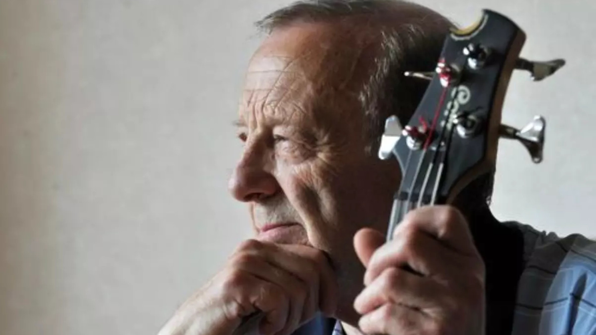 Chas Newby, ex-baixista dos Beatles que virou professor, morre aos 81 anos
