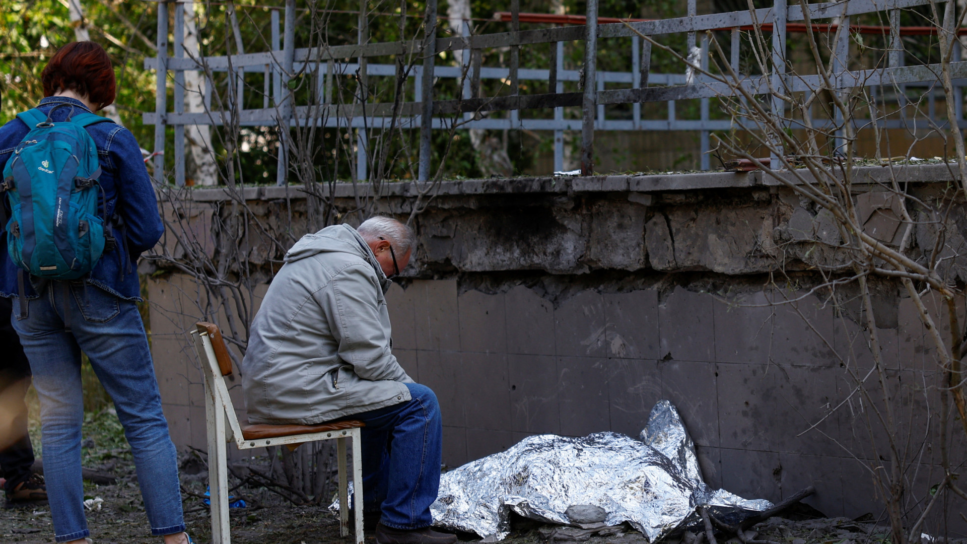 Avô não consegue deixar neta que morreu em Kiev: "Difícil de ver"