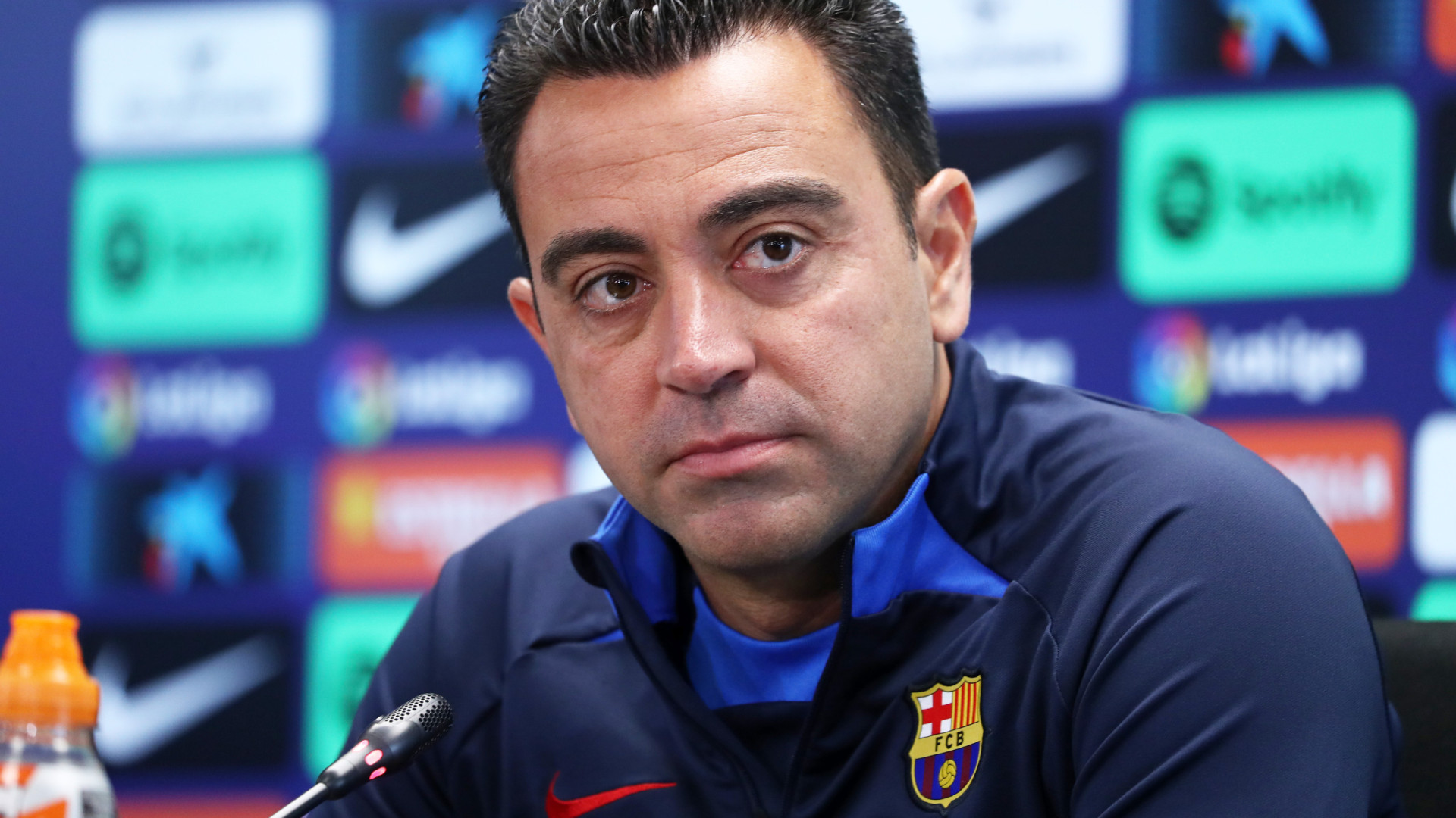 Barcelona anuncia demissão do técnico Xavi Hernández após idas e vindas