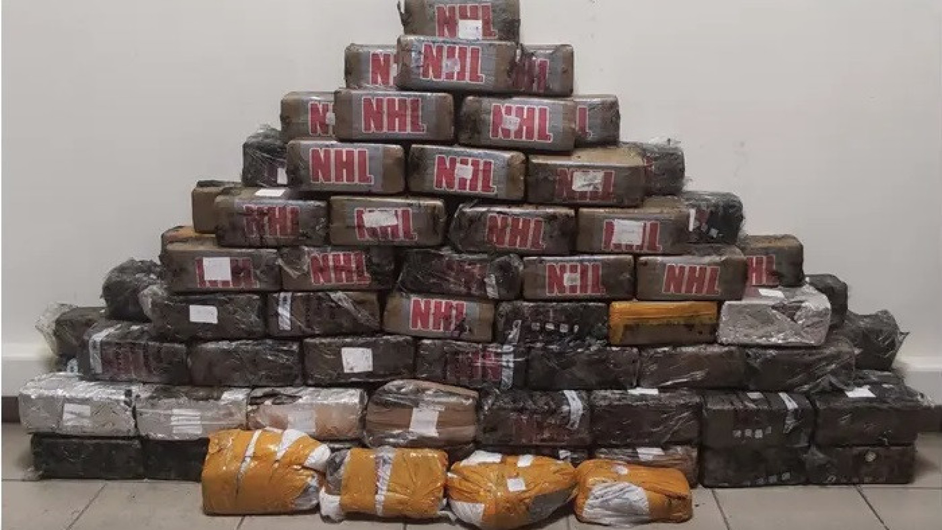 Autoridades apreendem 15 milhões em cocaína dentro de caixas de bananas