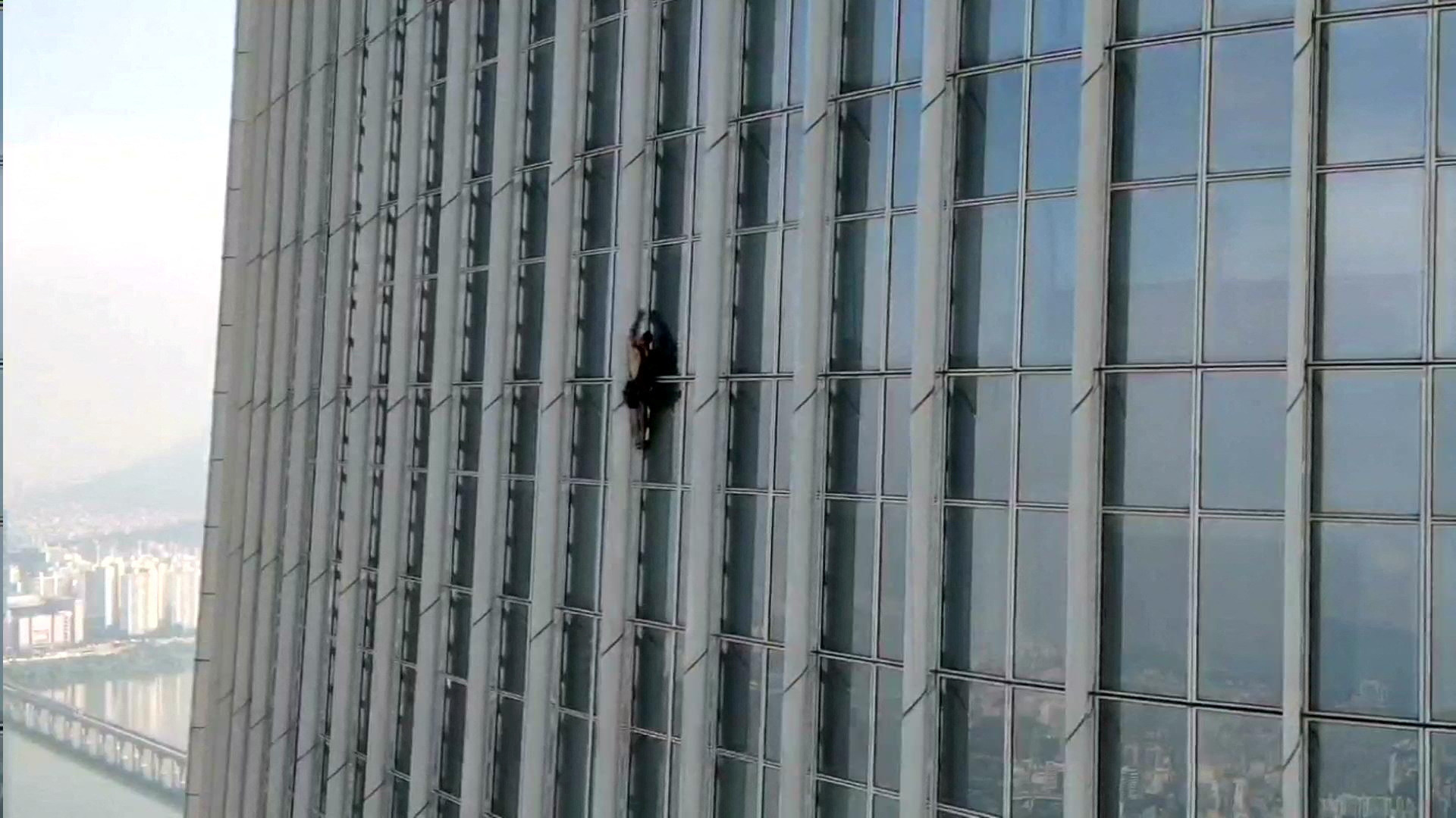 Britânico é detido após escalar arranha-céus em Seul apenas com as mãos