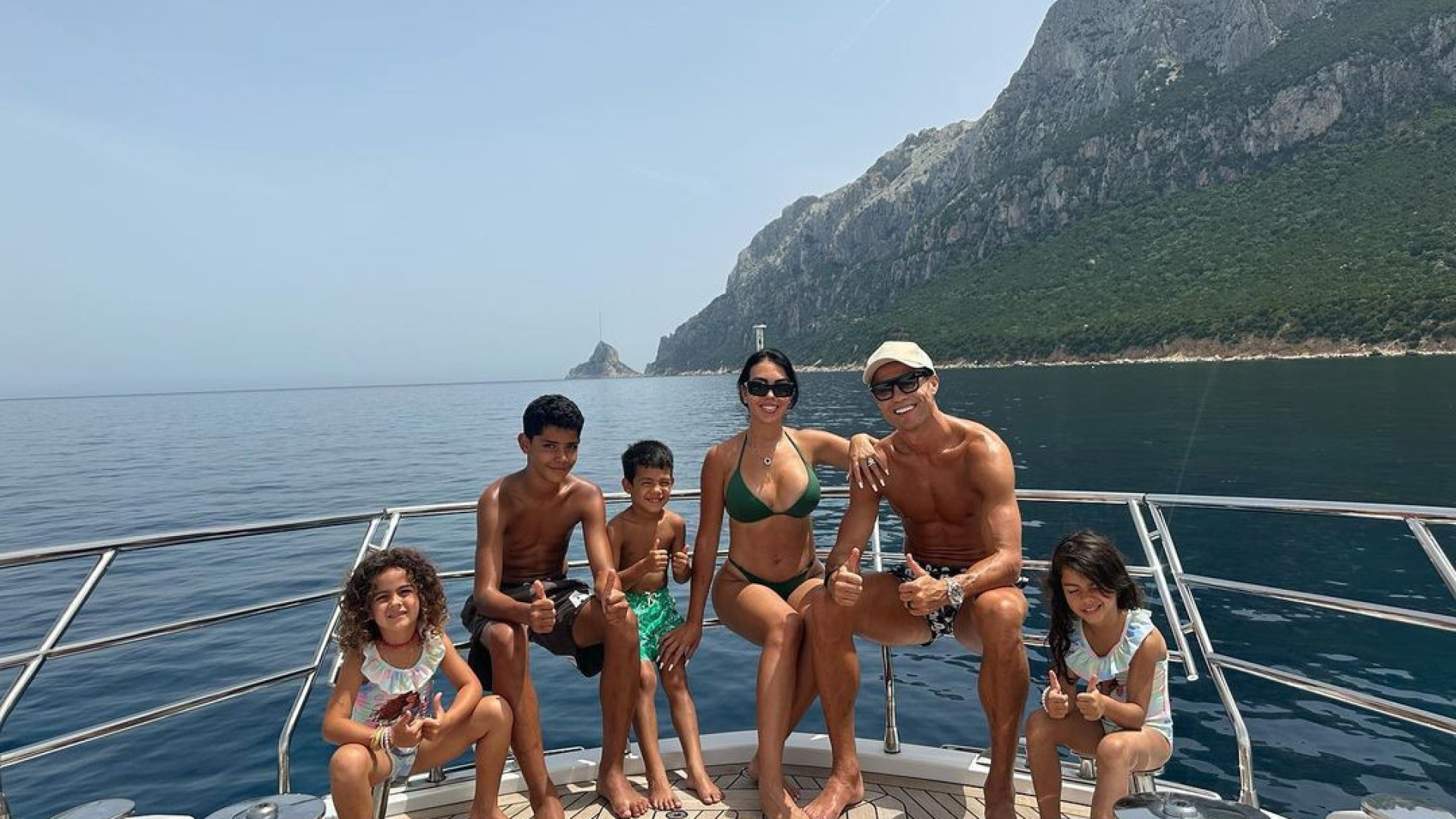 Cristiano Ronaldo sopra 39 velinhas, veja fotos encantadoras em família