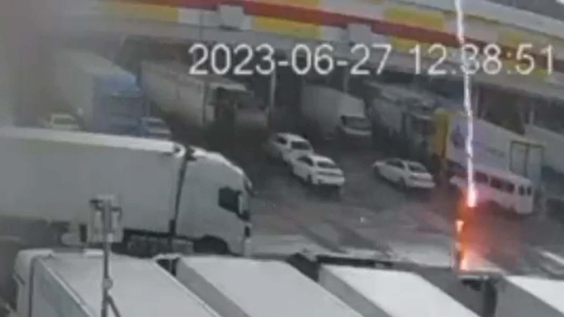 O assustador momento em que um homem é atingido por um raio na Rússia