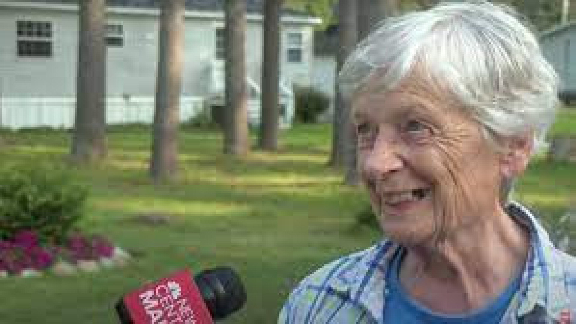 Mulher de 87 anos luta contra intruso em casa e depois oferece a ele biscoitos