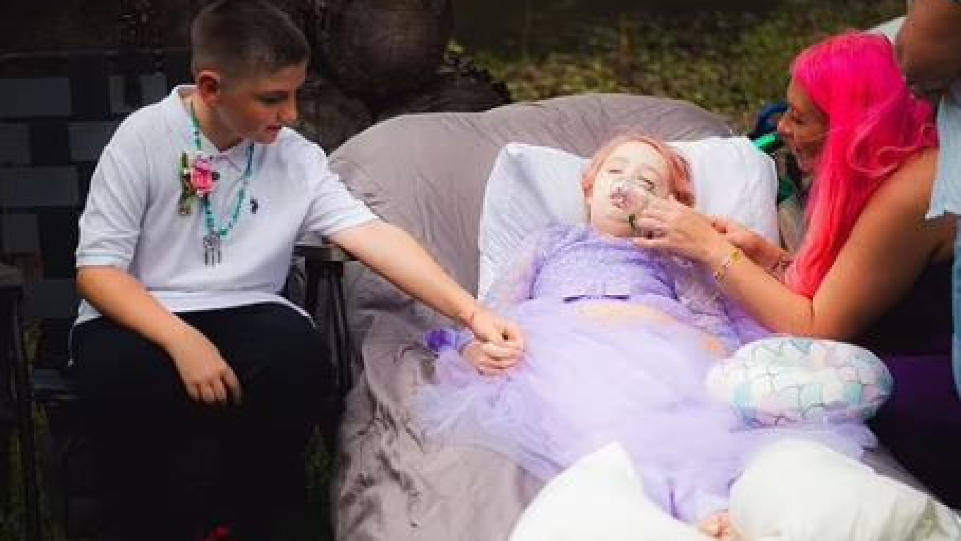 Menina de 10 anos com leucemia realiza sonho e se 'casa' antes de morrer