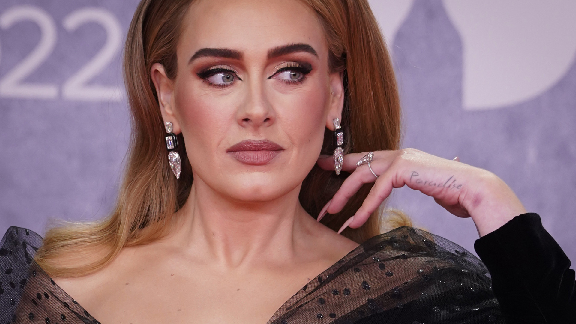 Adele conta aos fãs que desmaiou em show por dor na coluna: 'Me encontraram no chão'