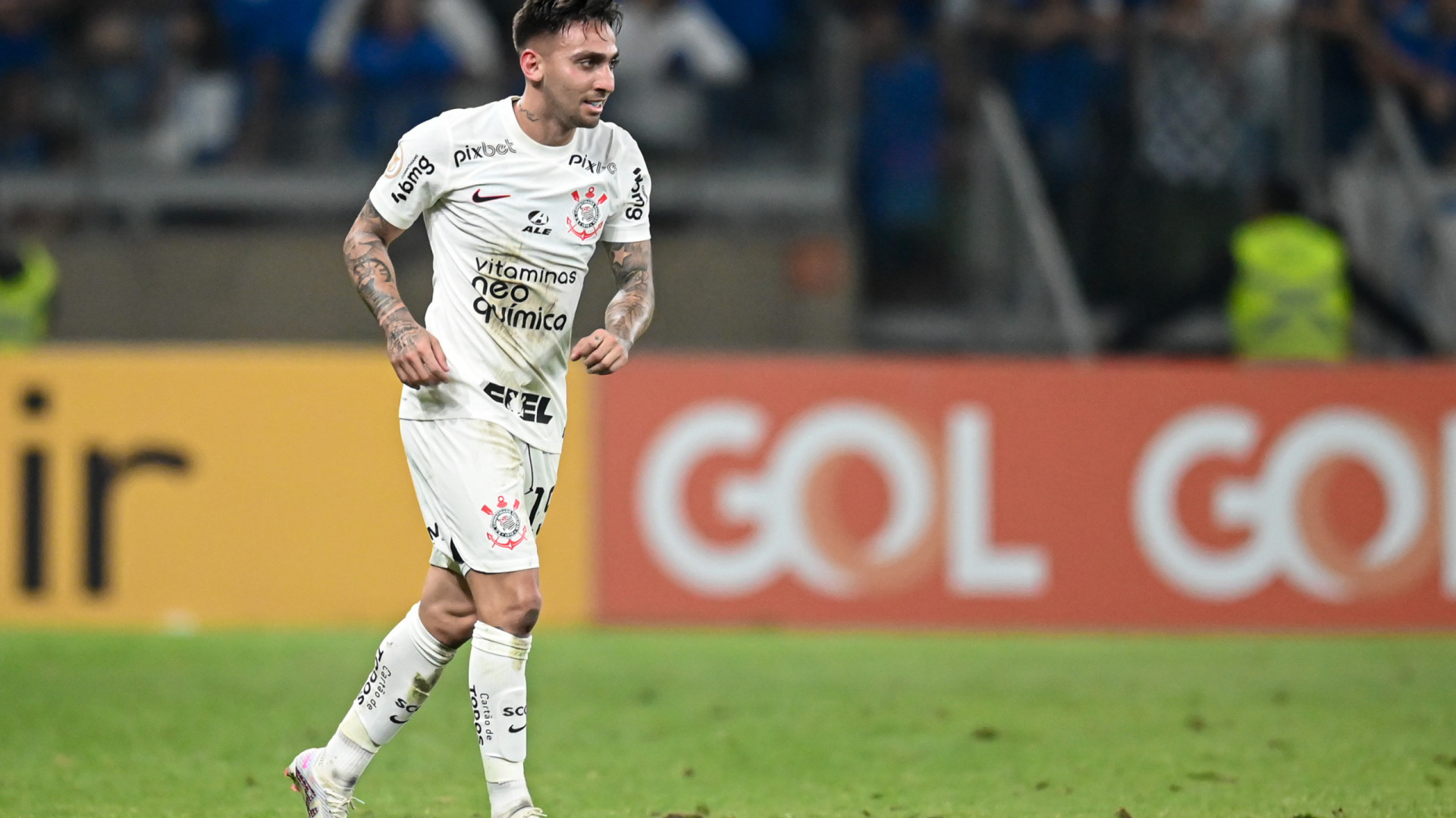Humorista se desculpa com jogador do Corinthians após piada com pai morto