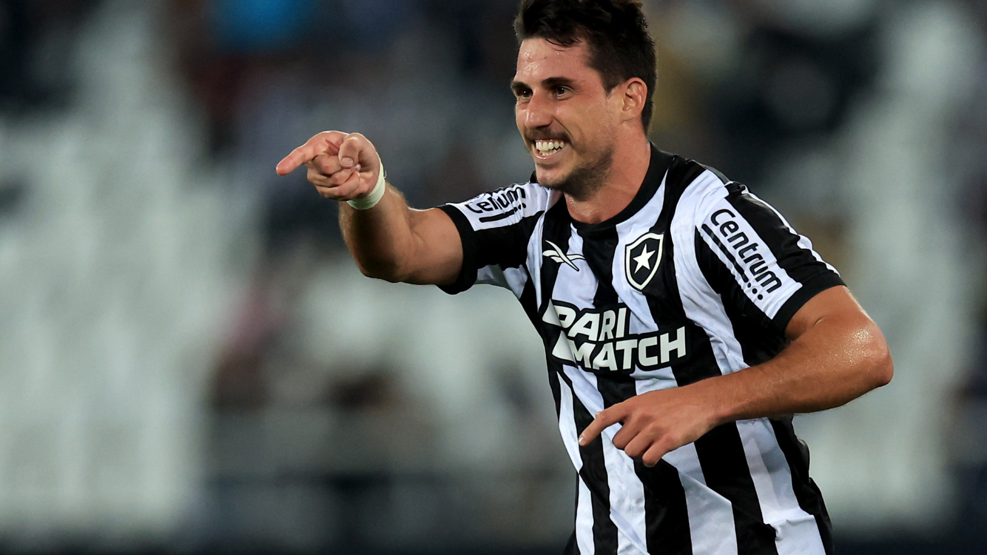 Botafogo enfrenta Atlético-MG para evitar aproximação do Palmeiras na liderança