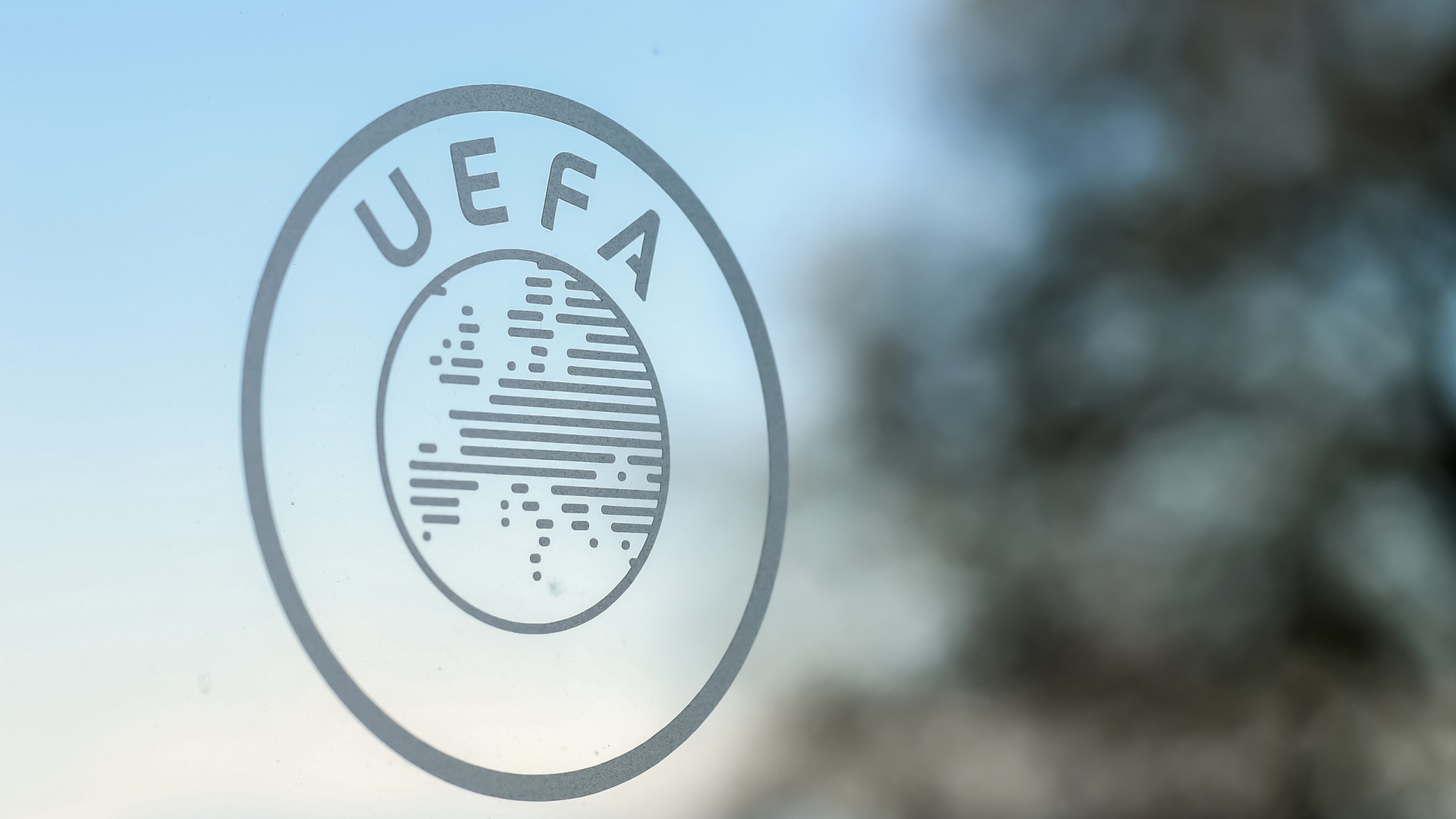 Uefa promete punir jogadores que intimidem árbitros em partidas da Eurocopa