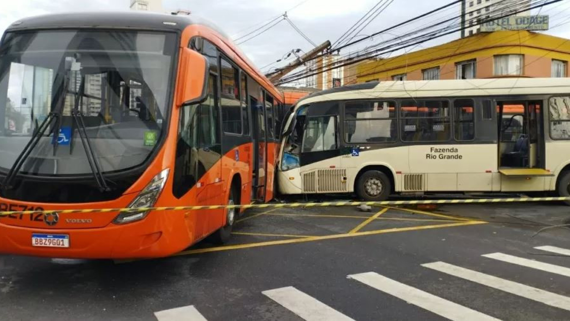 Batida entre dois ônibus em Curitiba (PR) deixa 40 feridos