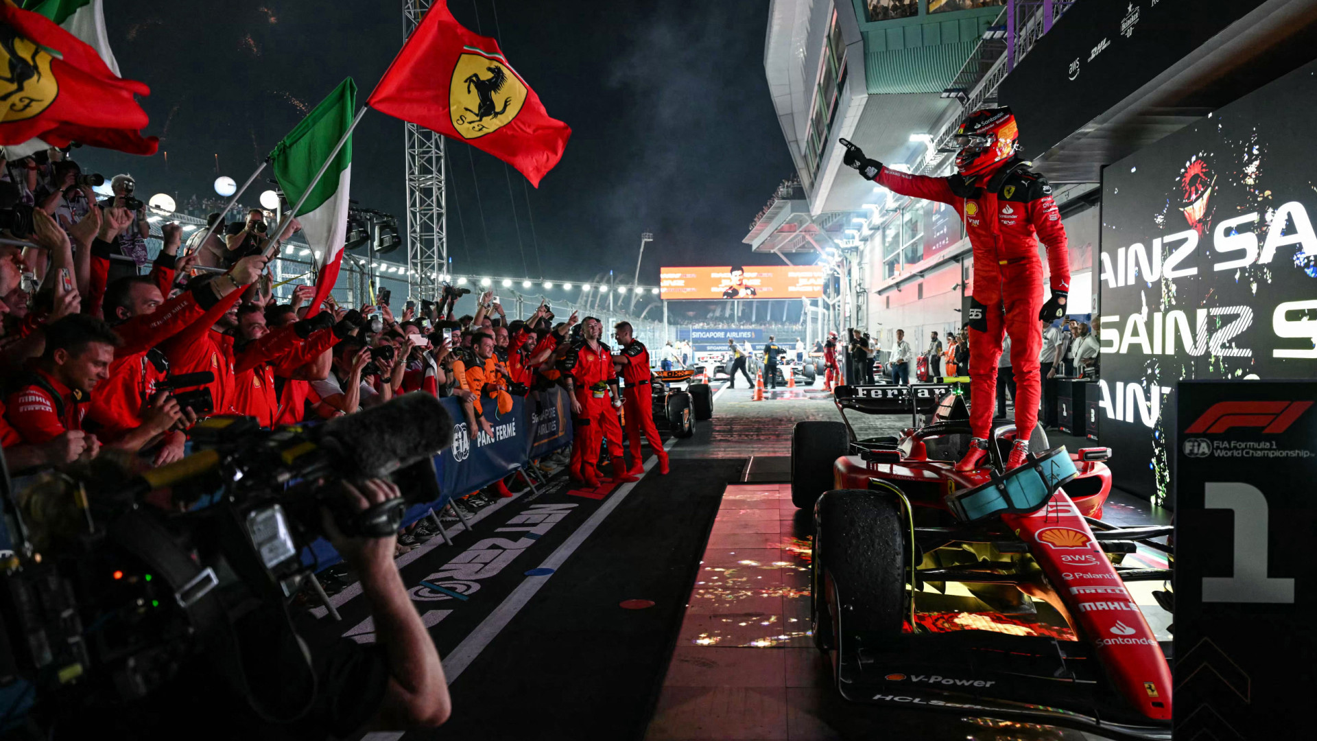 Sainz desbanca Red Bull e vence GP da Singapura; Hamilton vai ao pódio