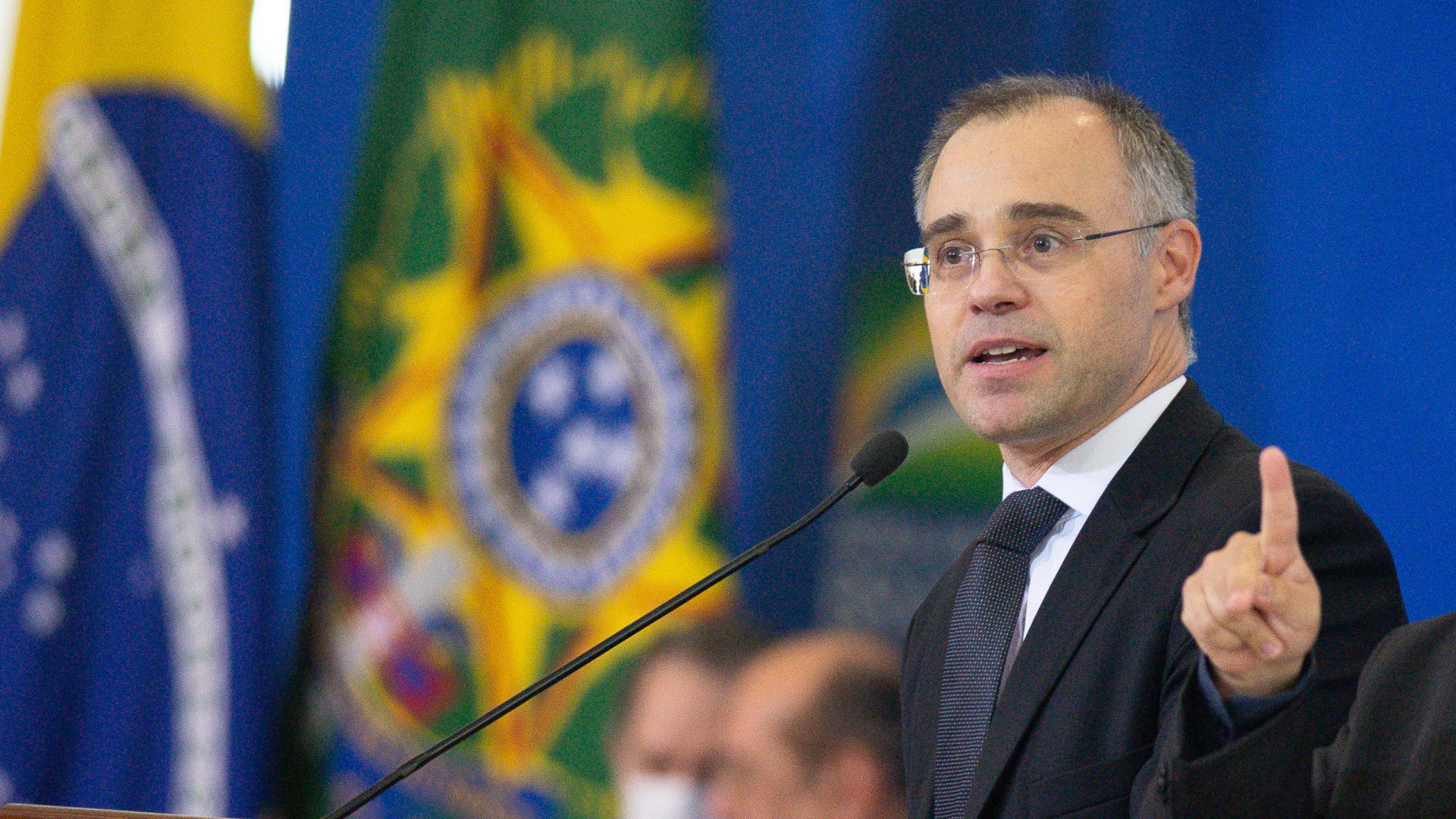 Mendonça autoriza ex-assessor de Bolsonaro a não comparecer à CPMI
