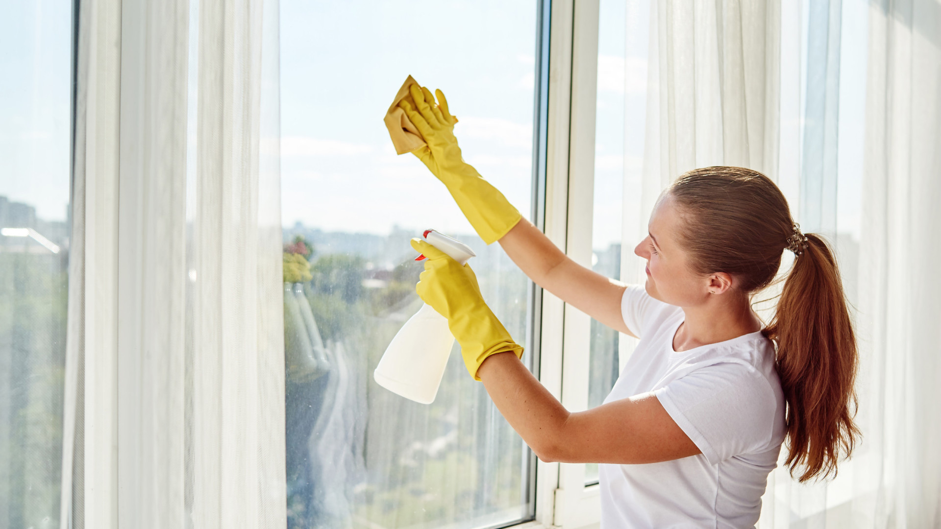 Com quatro ingredientes faz esta solução caseira para limpar as janelas