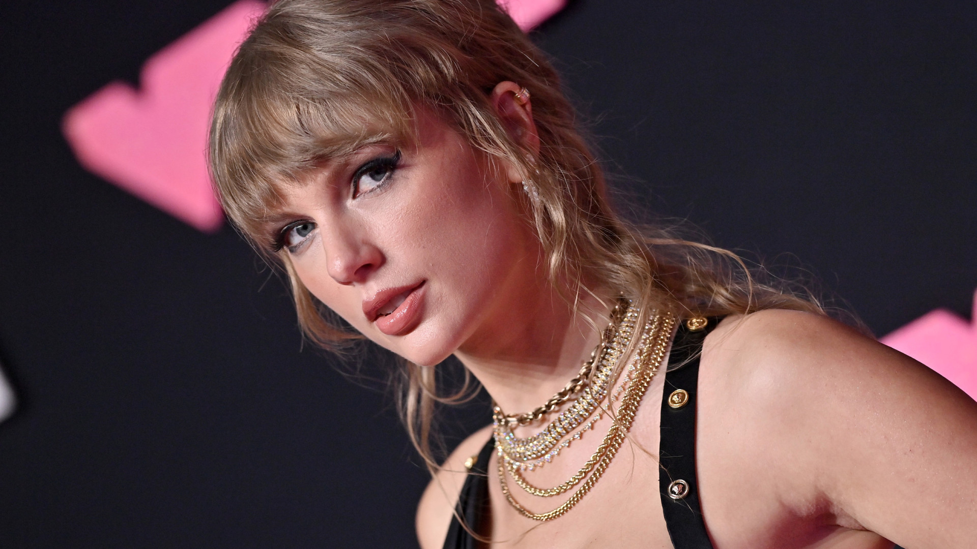 Taylor Swift paga contas de clientes em restaurante para ter um encontro