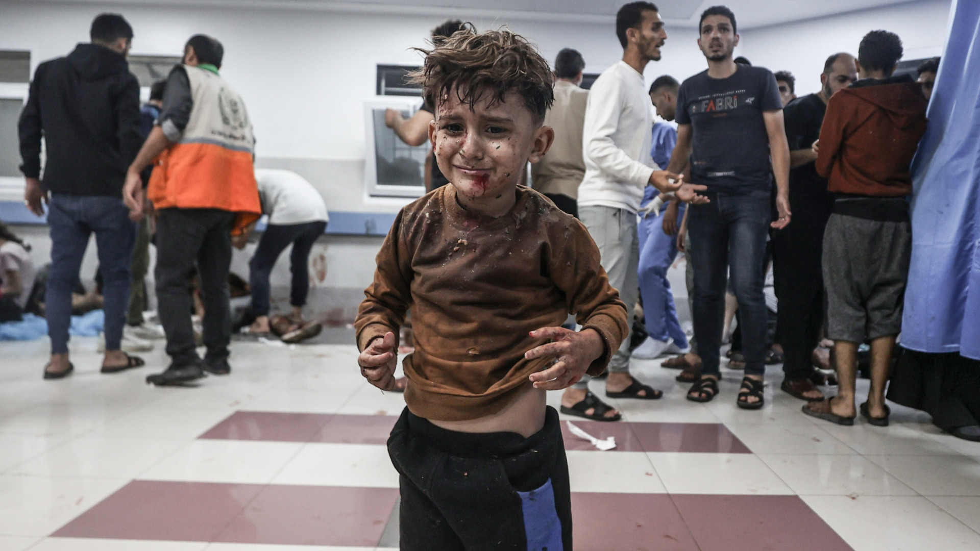 As imagens do horror e brutalidade do ataque a hospital em Gaza