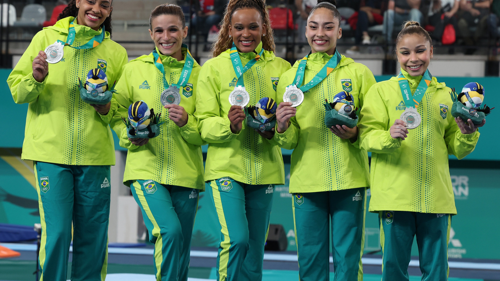 Rebeca e Flávia brilham, e Brasil é prata por equipes na ginástica