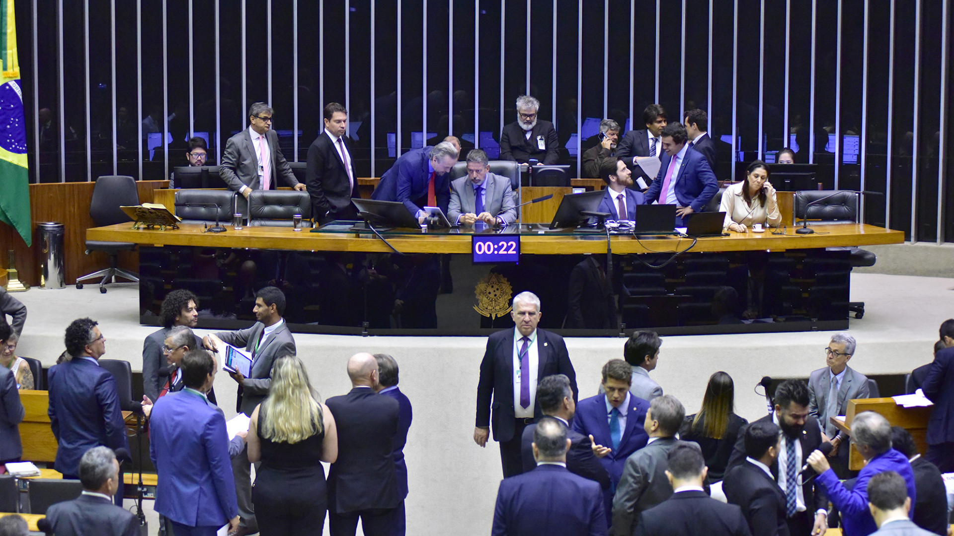 Câmara se irrita com governo Lula e Senado e teme atraso de recursos antes da eleição
