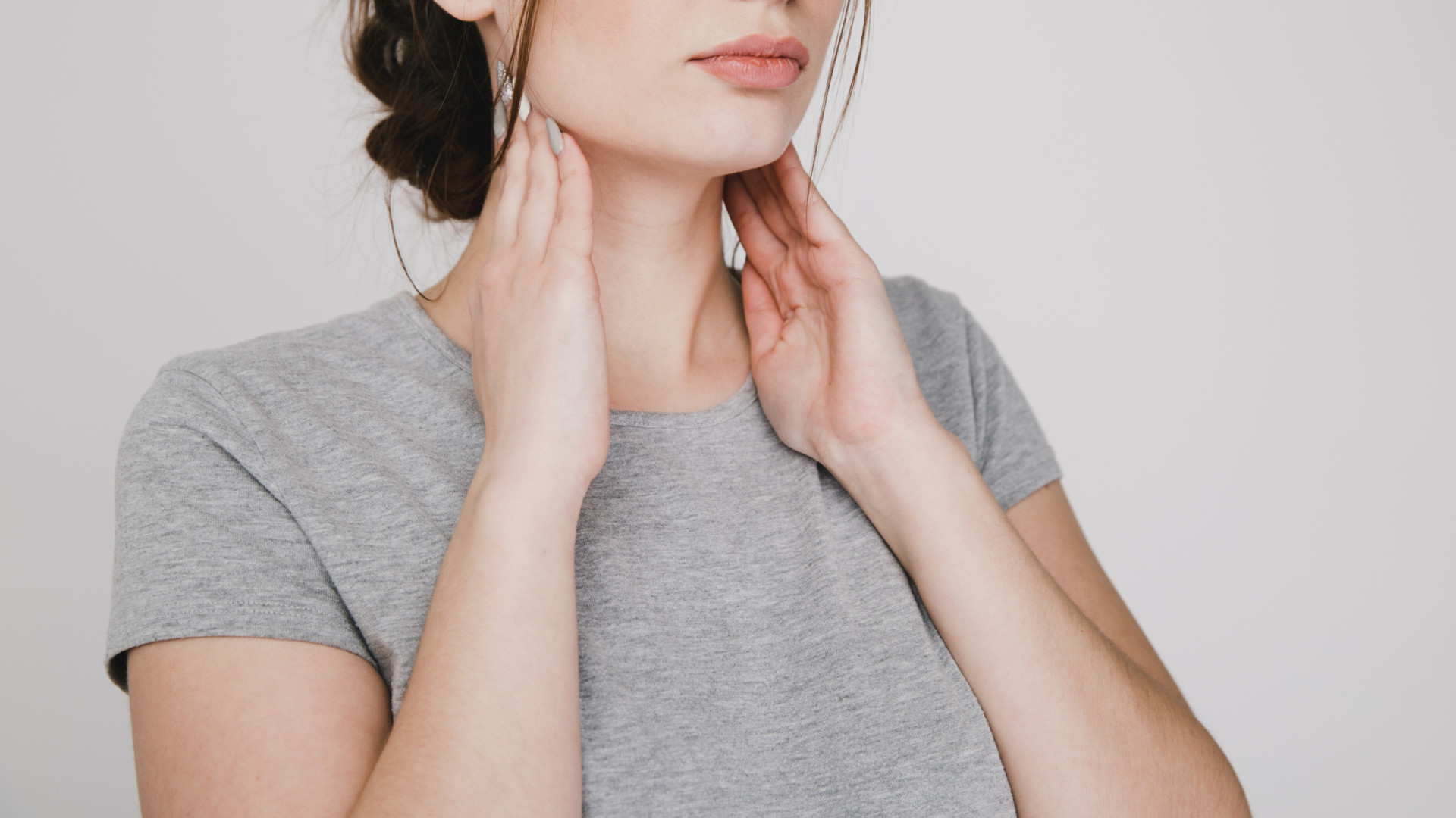 Será doença na tiroide? Sintomas que não deve ignorar