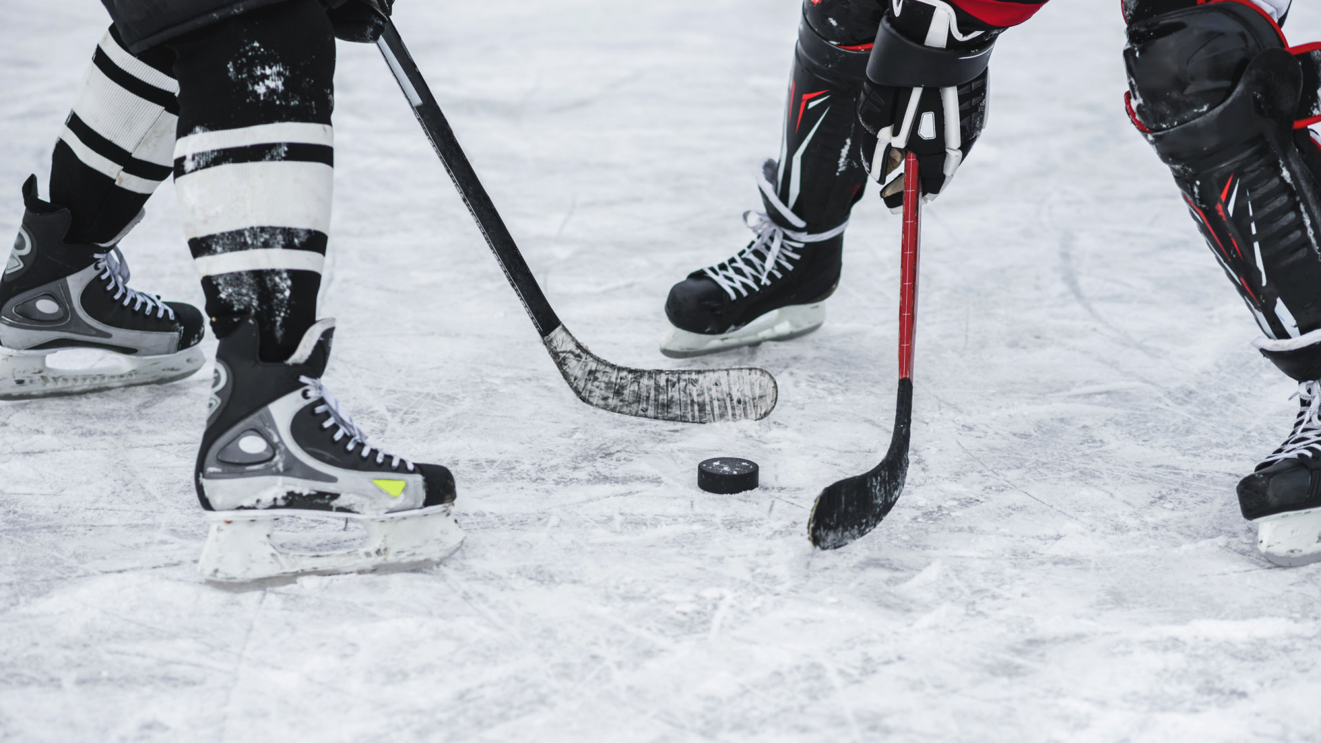 Jogador de hóquei no gelo morre atingido por lâmina de patins