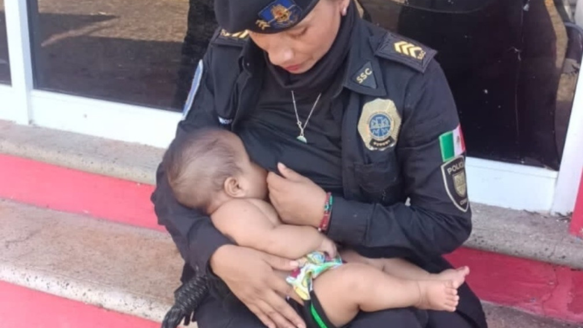 Após furacão Otis, policial amamenta bebê que não comia há dois dias