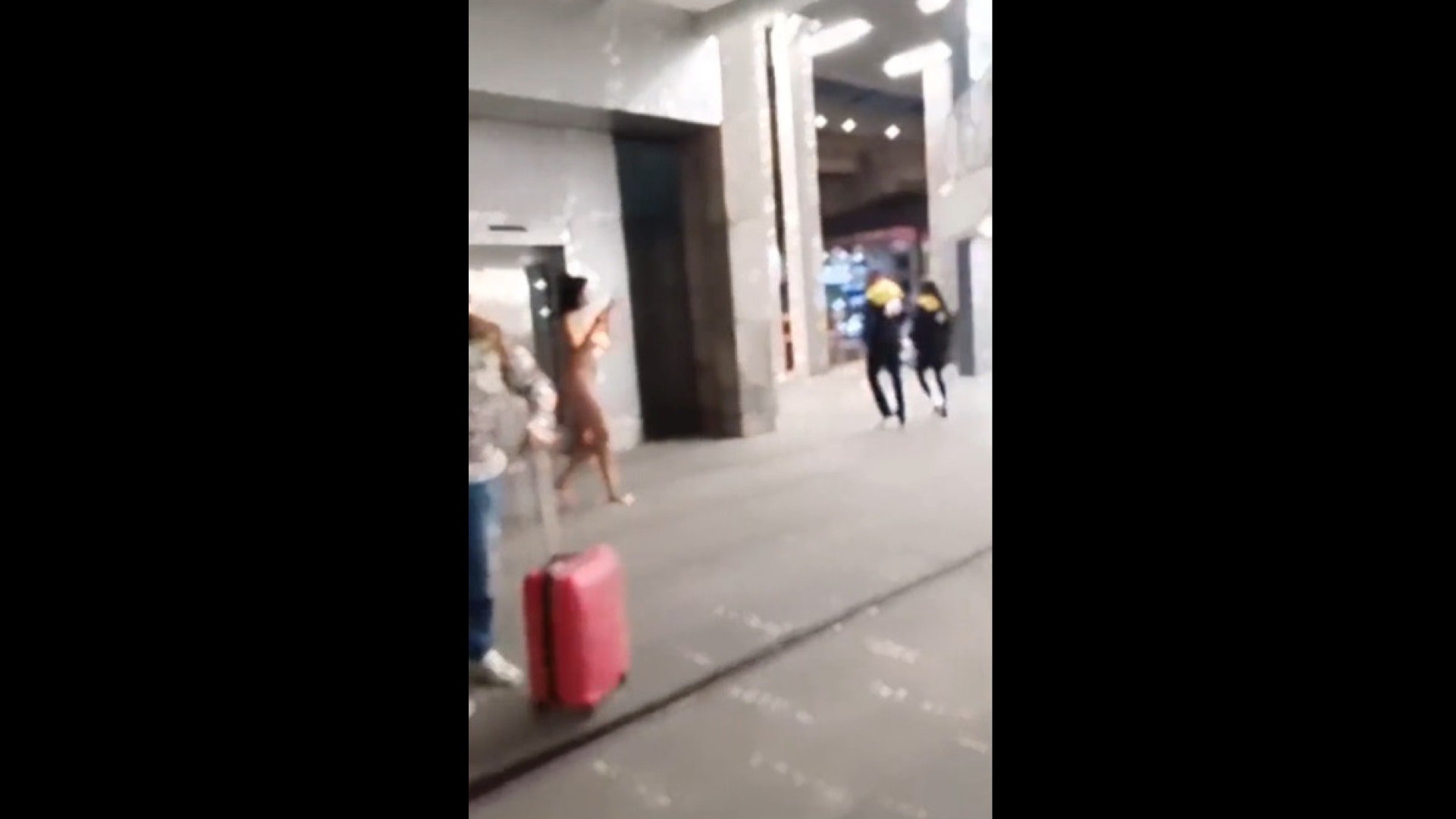 Mulher nua atacou vários passageiros no aeroporto de Santiago do Chile