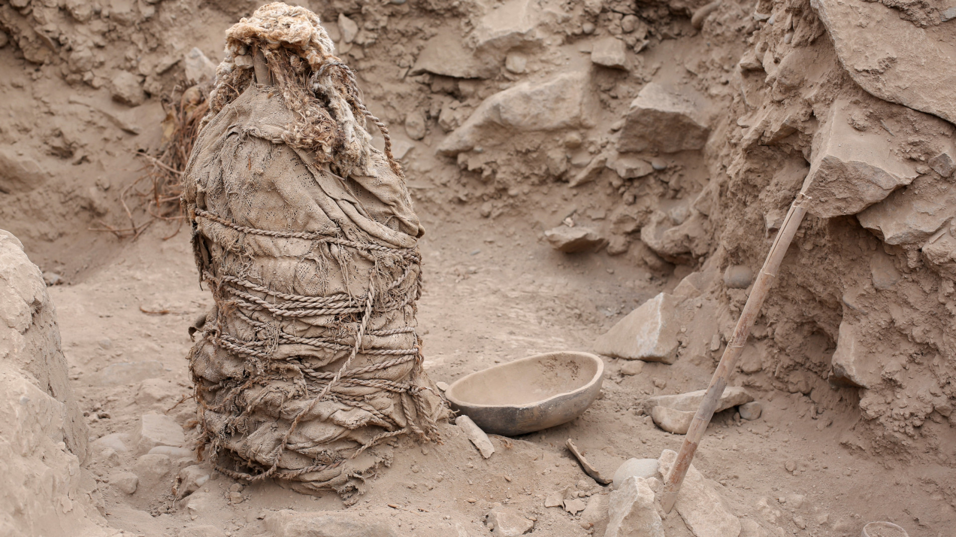  Arqueólogos peruanos encontram múmias de crianças de mil anos em Lima