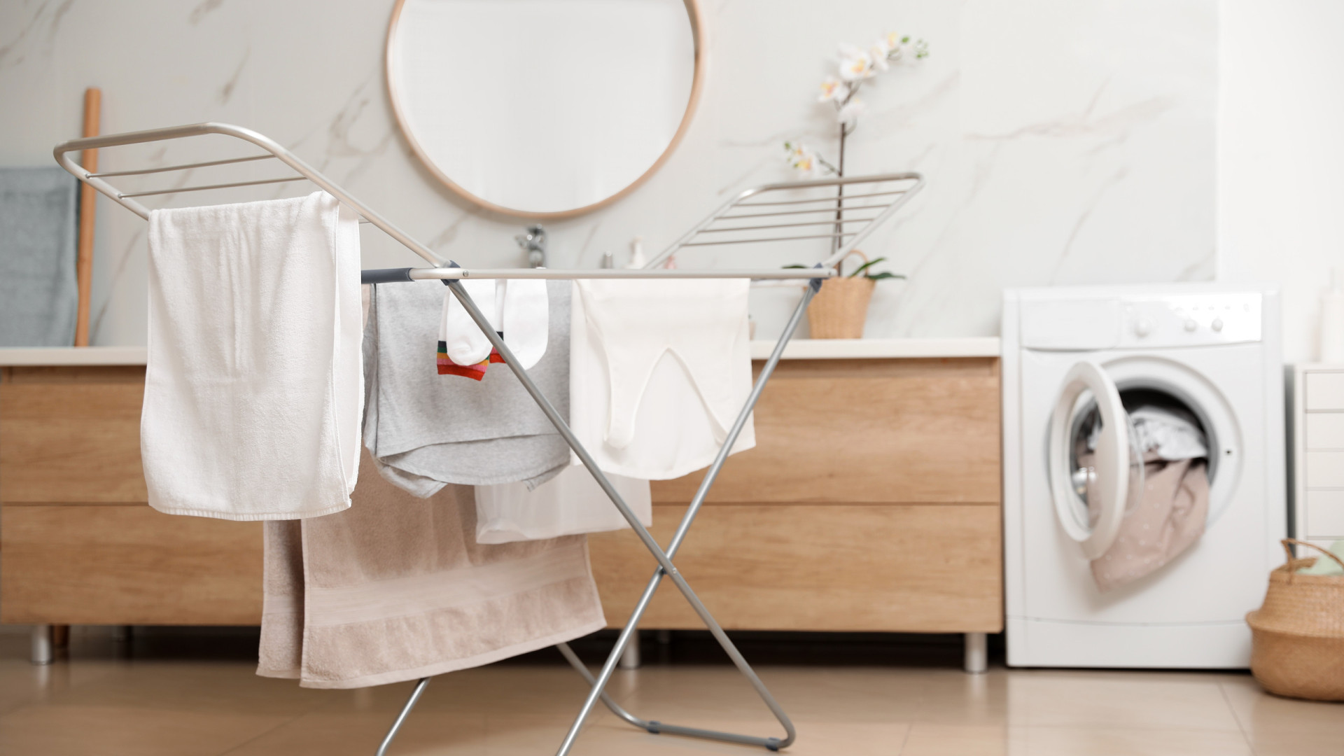 Secar a roupa dentro de casa? Veja um truque que facilita a tarefa