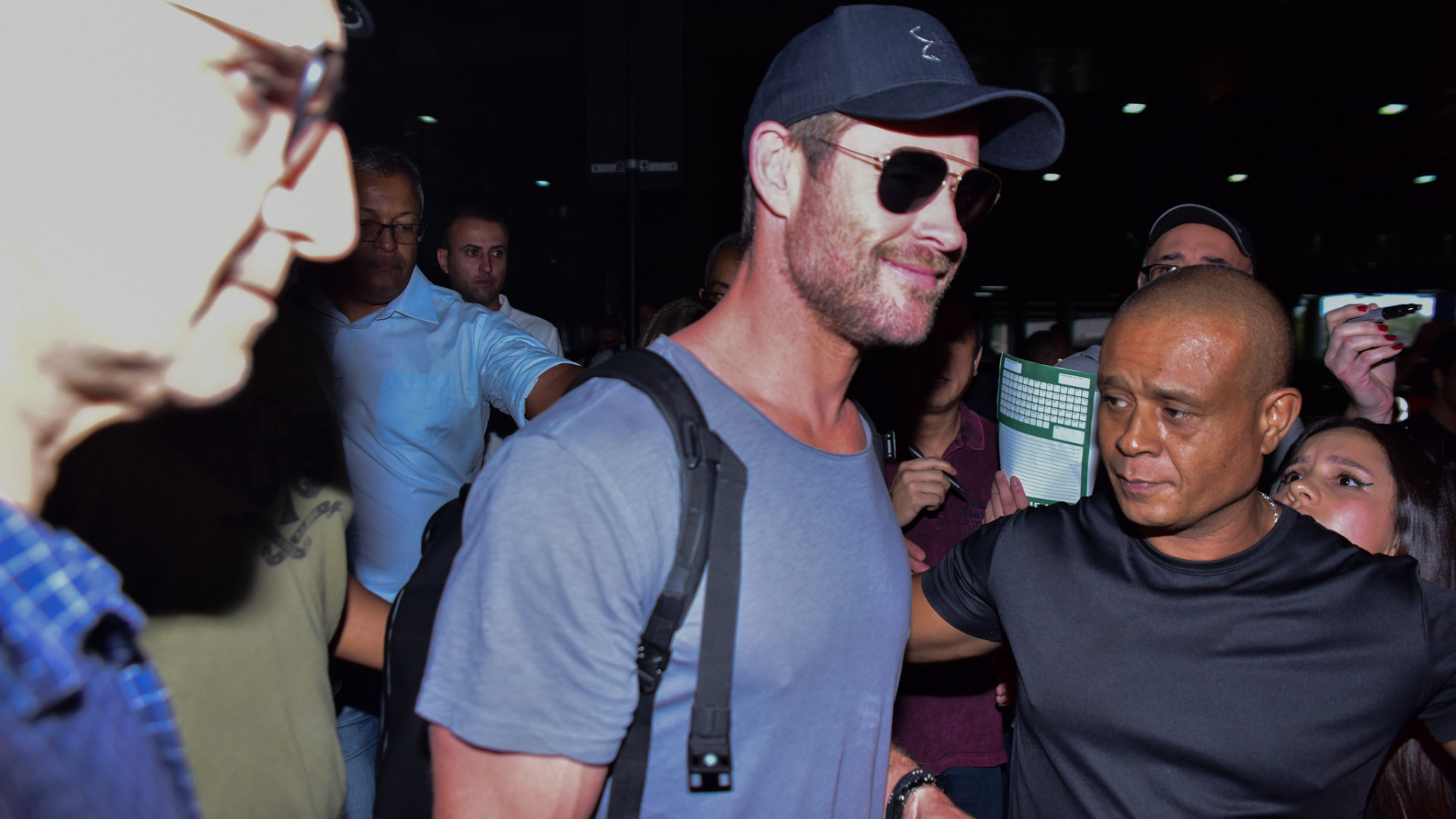 Chris Hemsworth causa alvoroço em aeroporto ao chegar ao Brasil