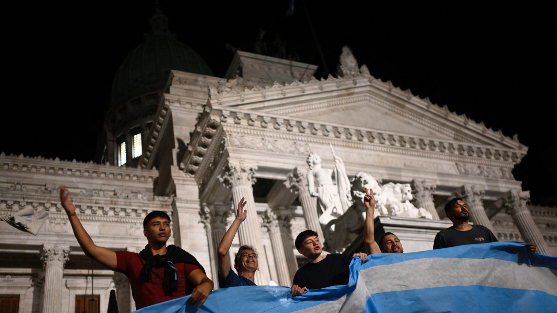 A pátria não se vende, grita multidão contra reformas de Javier Milei na Argentina