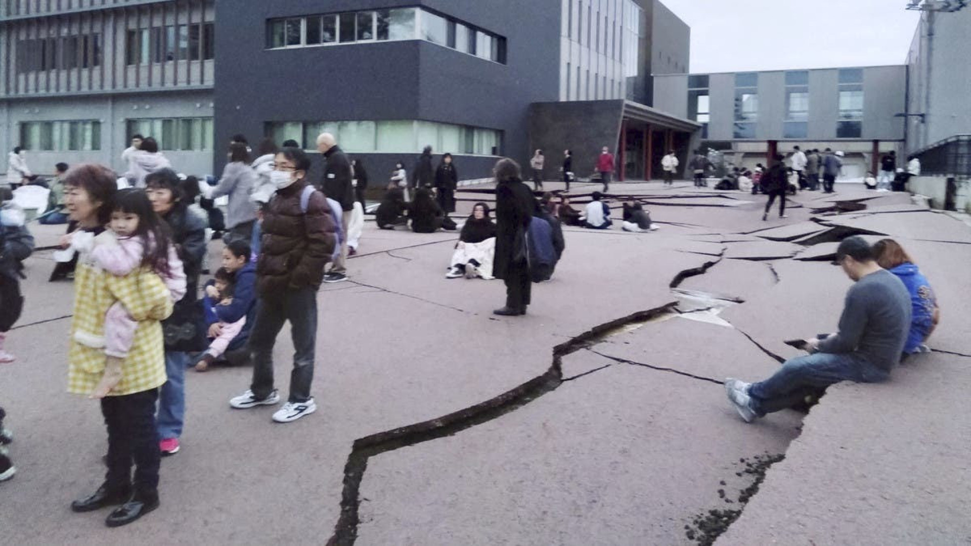 As imagens do forte tremor que abalou (e deixou em alerta) o Japão