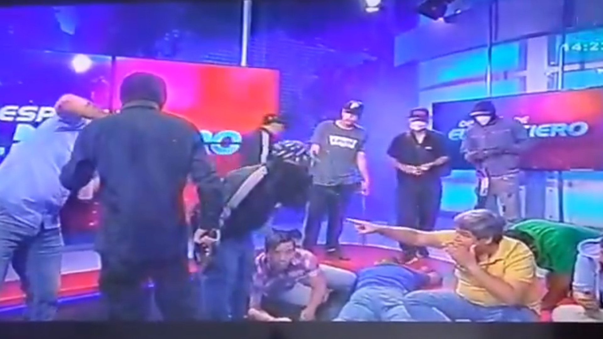Homens armados invadem TV no Equador e rendem funcionários ao vivo; veja