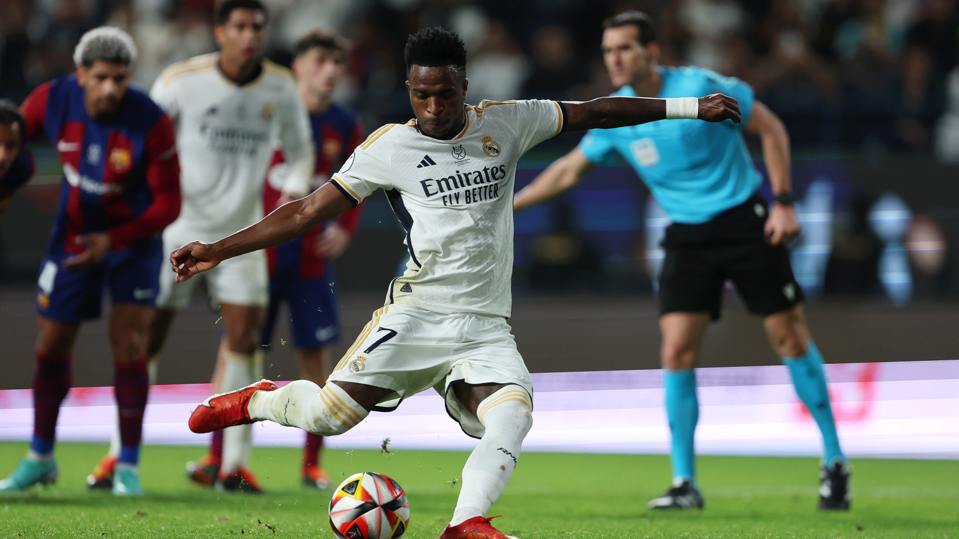 Liga espanhola vai denunciar atos racistas contra Vini Jr em jogo do Atlético de Madrid