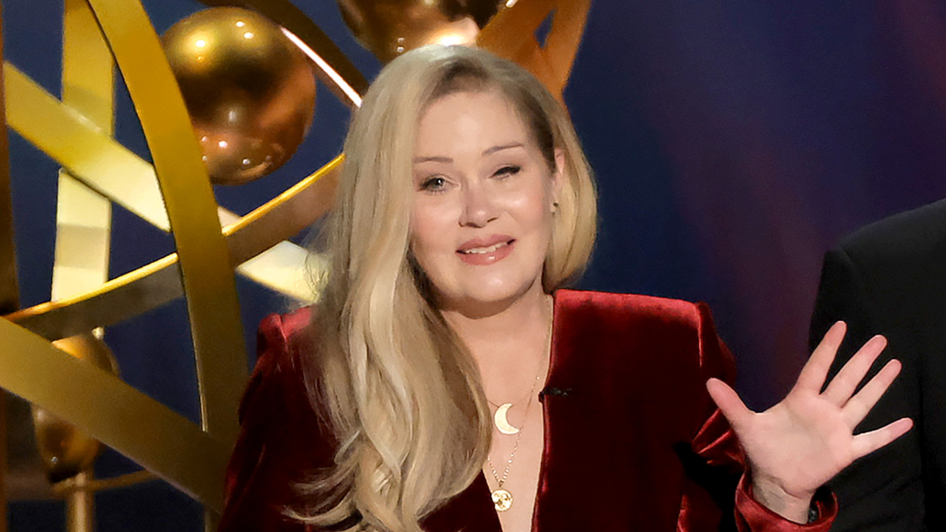 A emoção de Christina Applegate no palco dos Emmy Awards