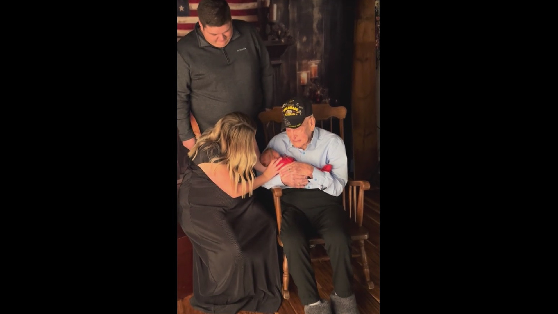Veterano de 101 anos chora ao segurar a tetraneta; Veja o momento