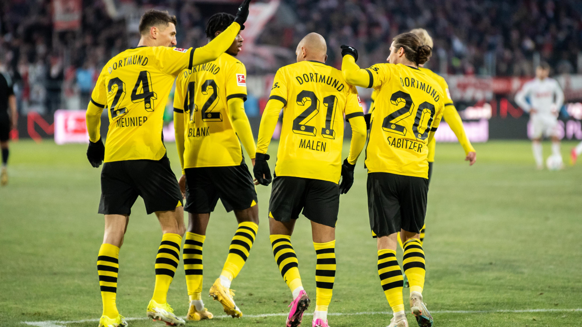 Dortmund goleia e acirra briga por vaga na Liga dos Campeões; Stuttgart perde no Alemão