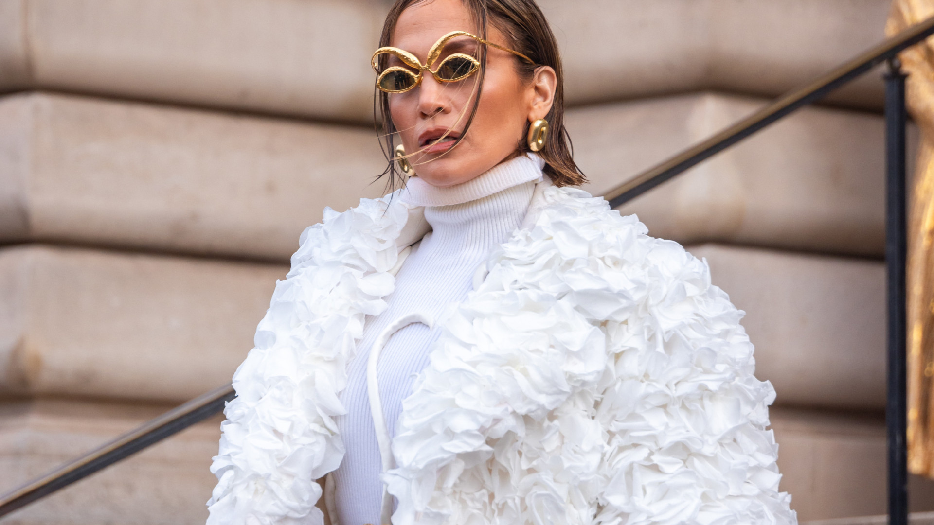  Jennifer Lopez brilha no desfile da Schiaparelli em Paris; veja