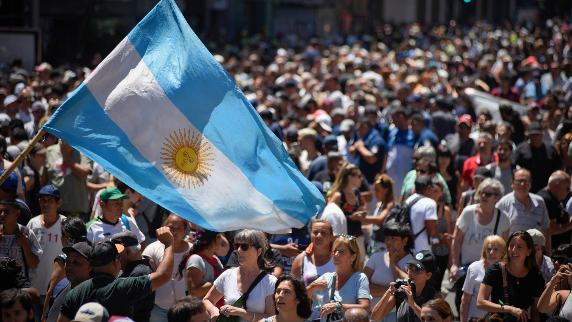Milhares de argentinos protestam em Buenos Aires, veja as imagens