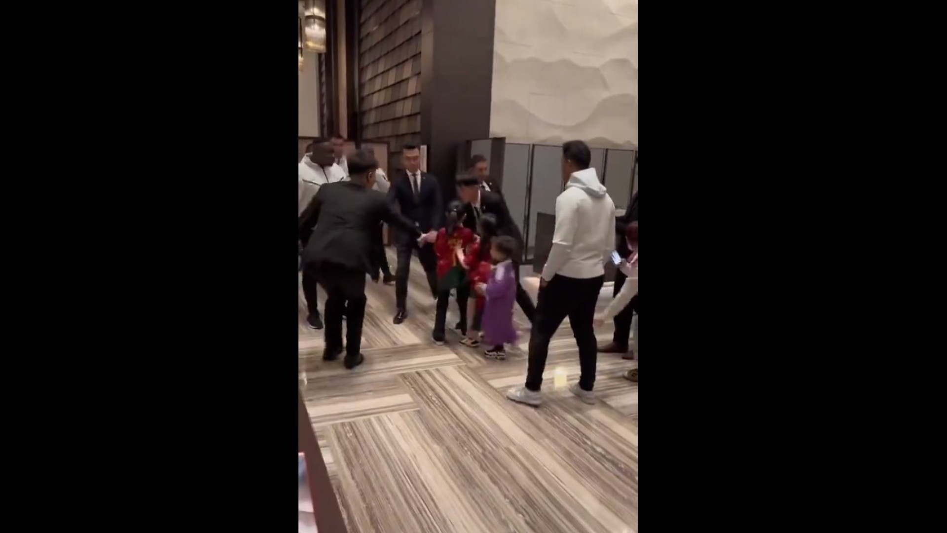 Crianças quebram cordão de segurança; veja a reação de Cristiano Ronaldo