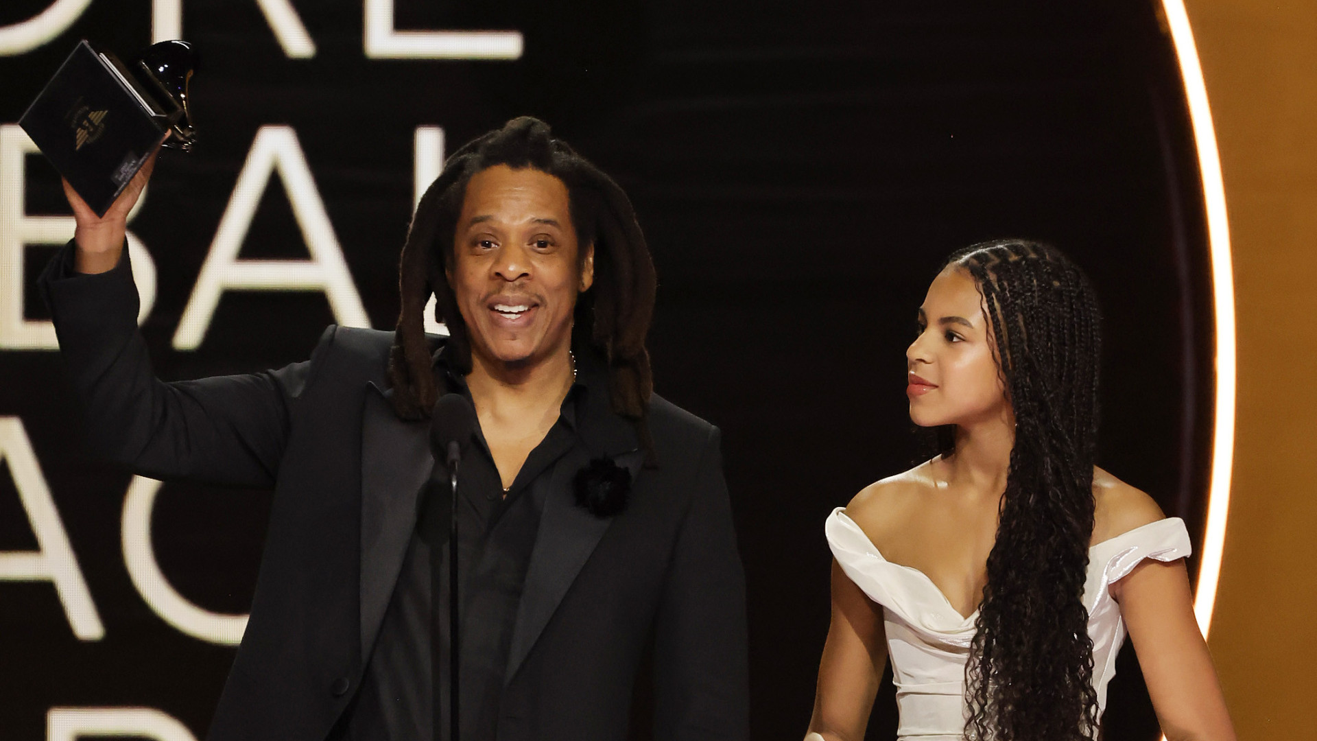 Jay-Z recebe prêmio e leva filha Blue Ivy ao palco no Grammy