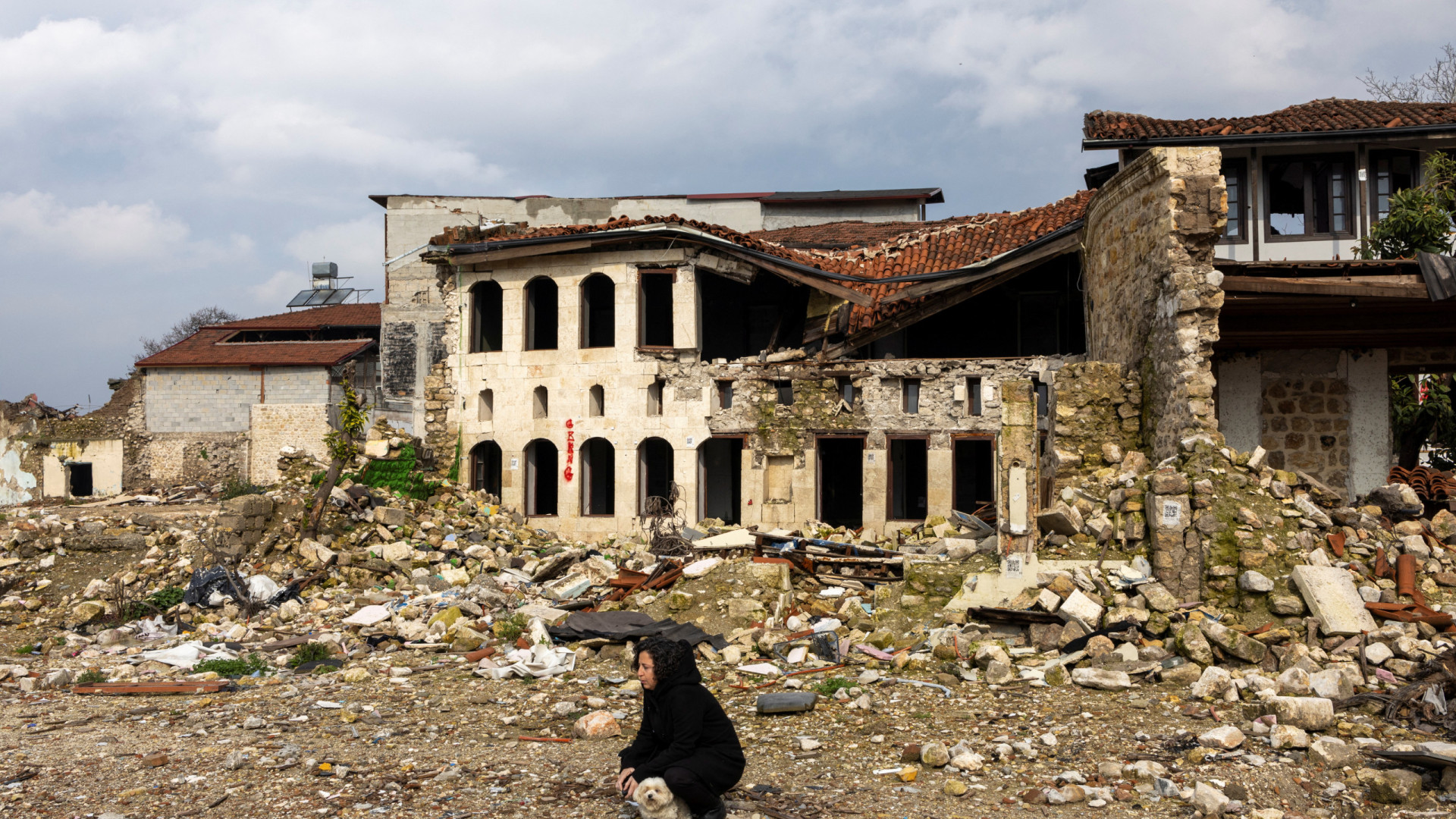 Um ano após o terremoto na Turquia, muitos ainda procuram entes queridos