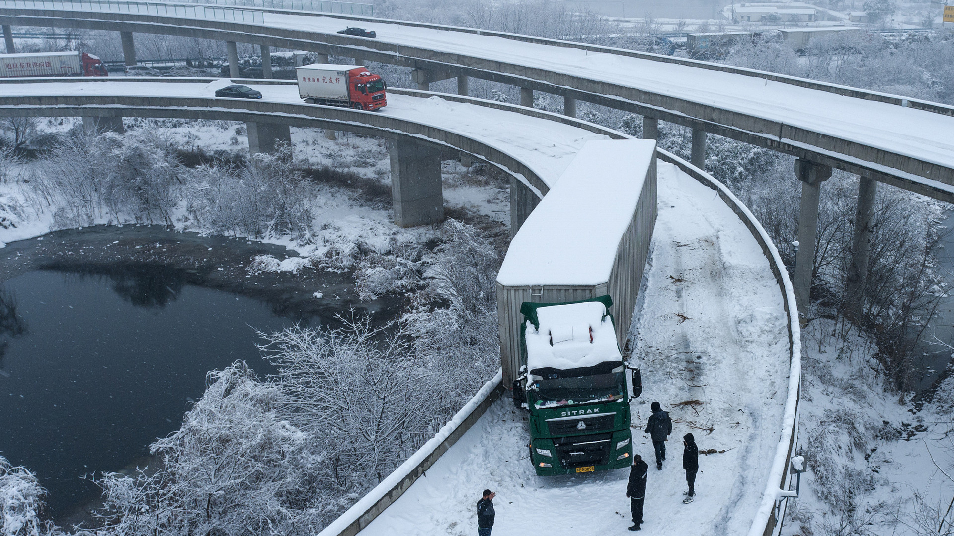 Gelo deixa milhares de carros presos em rodovias na China