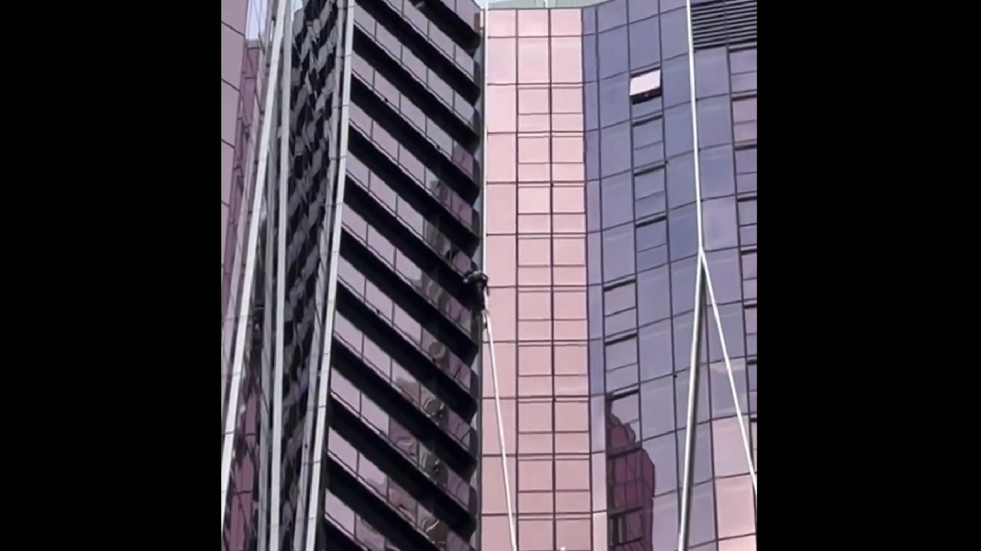 Homem detido por escalar edifício em Melbourne sem proteção; veja
