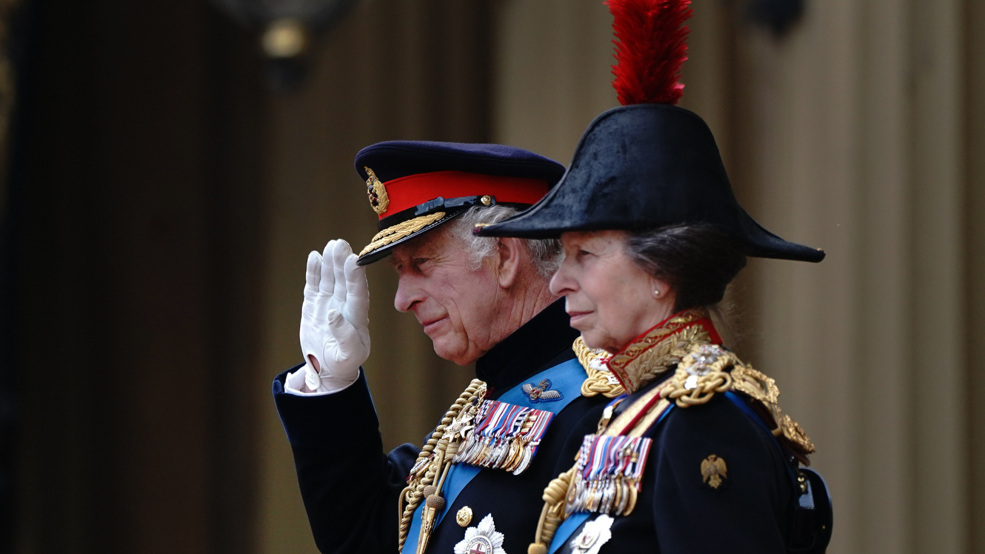 Princesa Anne é confrontada com pergunta sobre Charles III e ignora