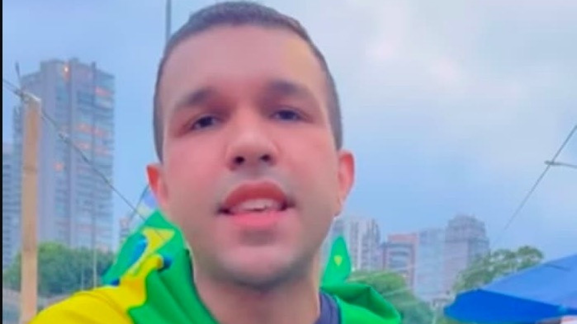 Cantor gospel foragido no Paraguai pede Pix para a mãe e reclama de Alexandre de Moraes