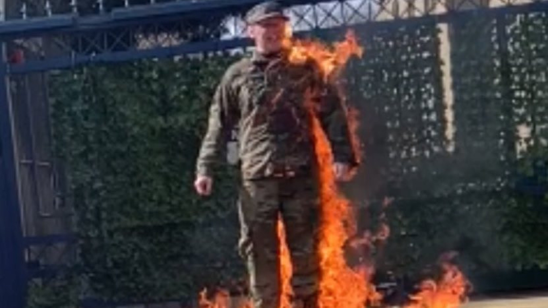 Em Washington, militar se incendeia em frente à Embaixada de Israel