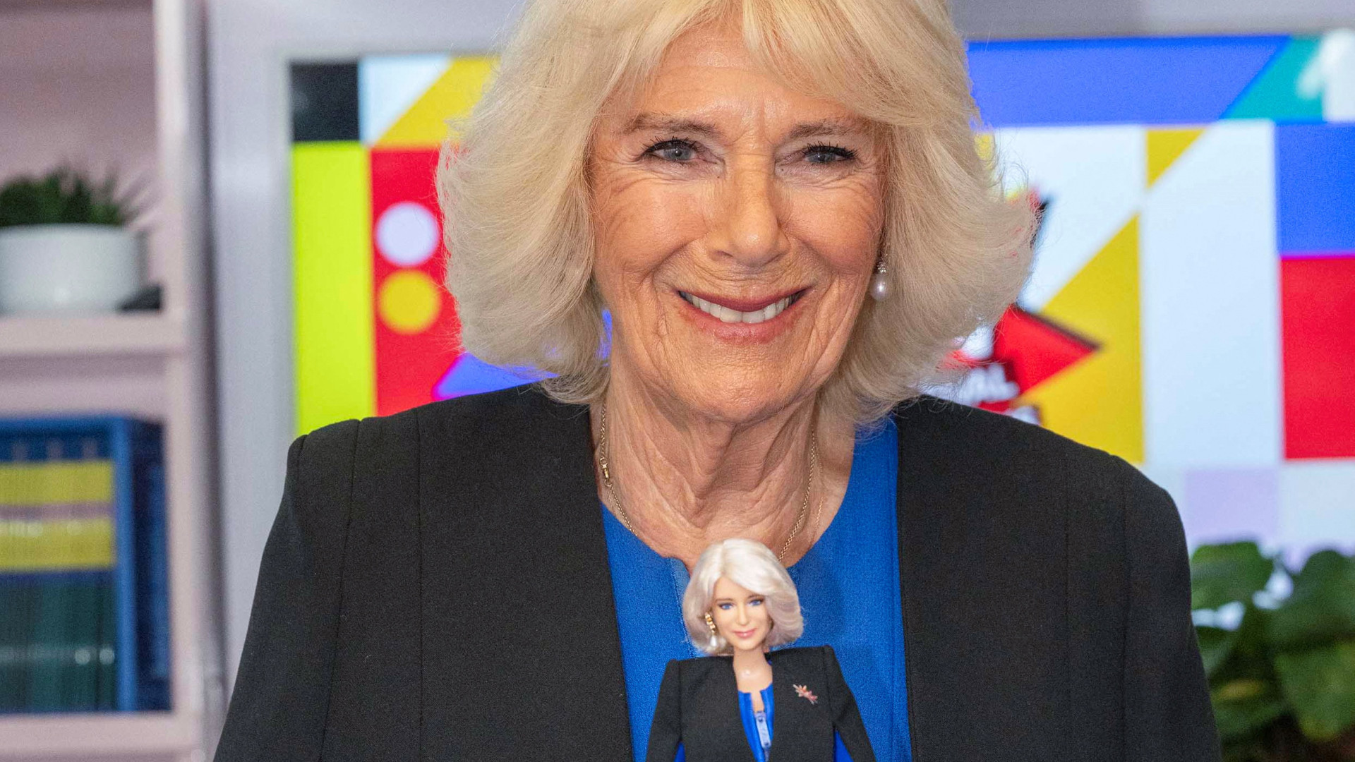 Rainha Camilla ganha uma boneca barbie em sua homenagem, veja