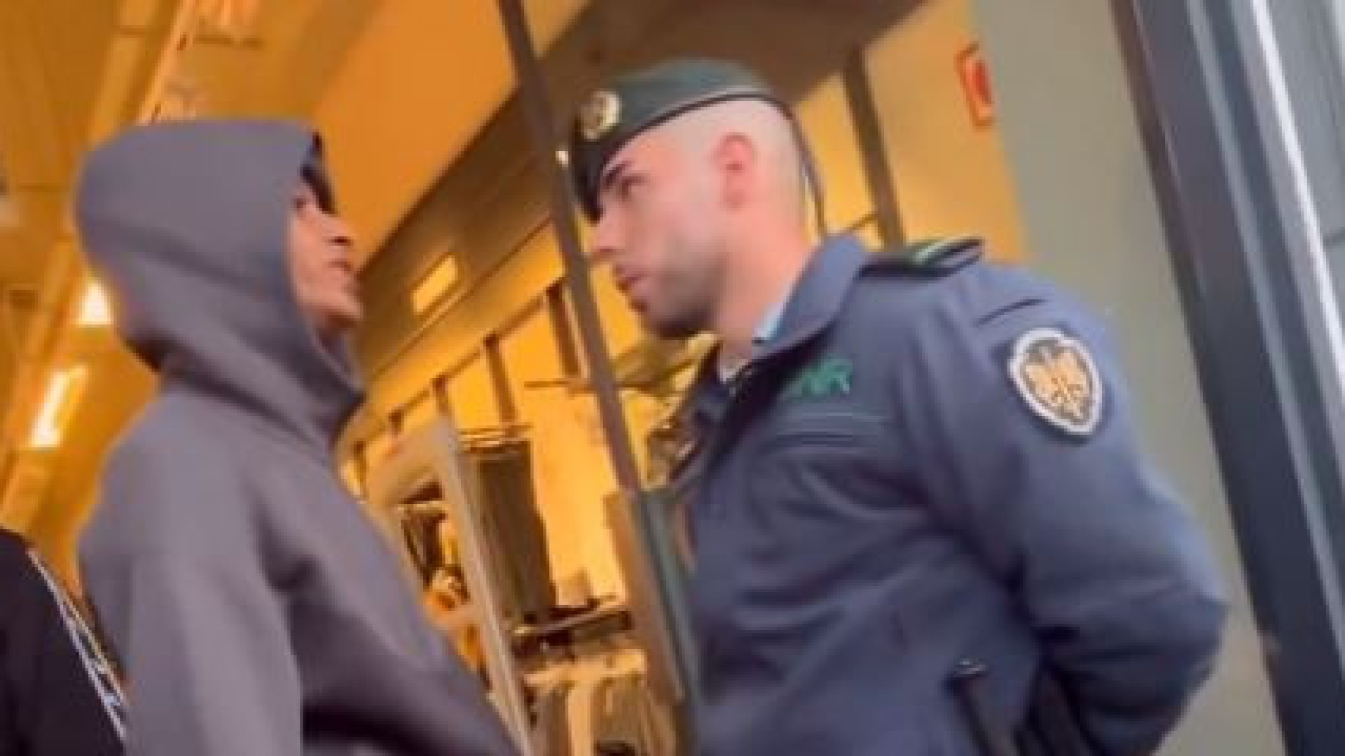Rapper Oruam é abordado por policiais ao sair de loja em Lisboa