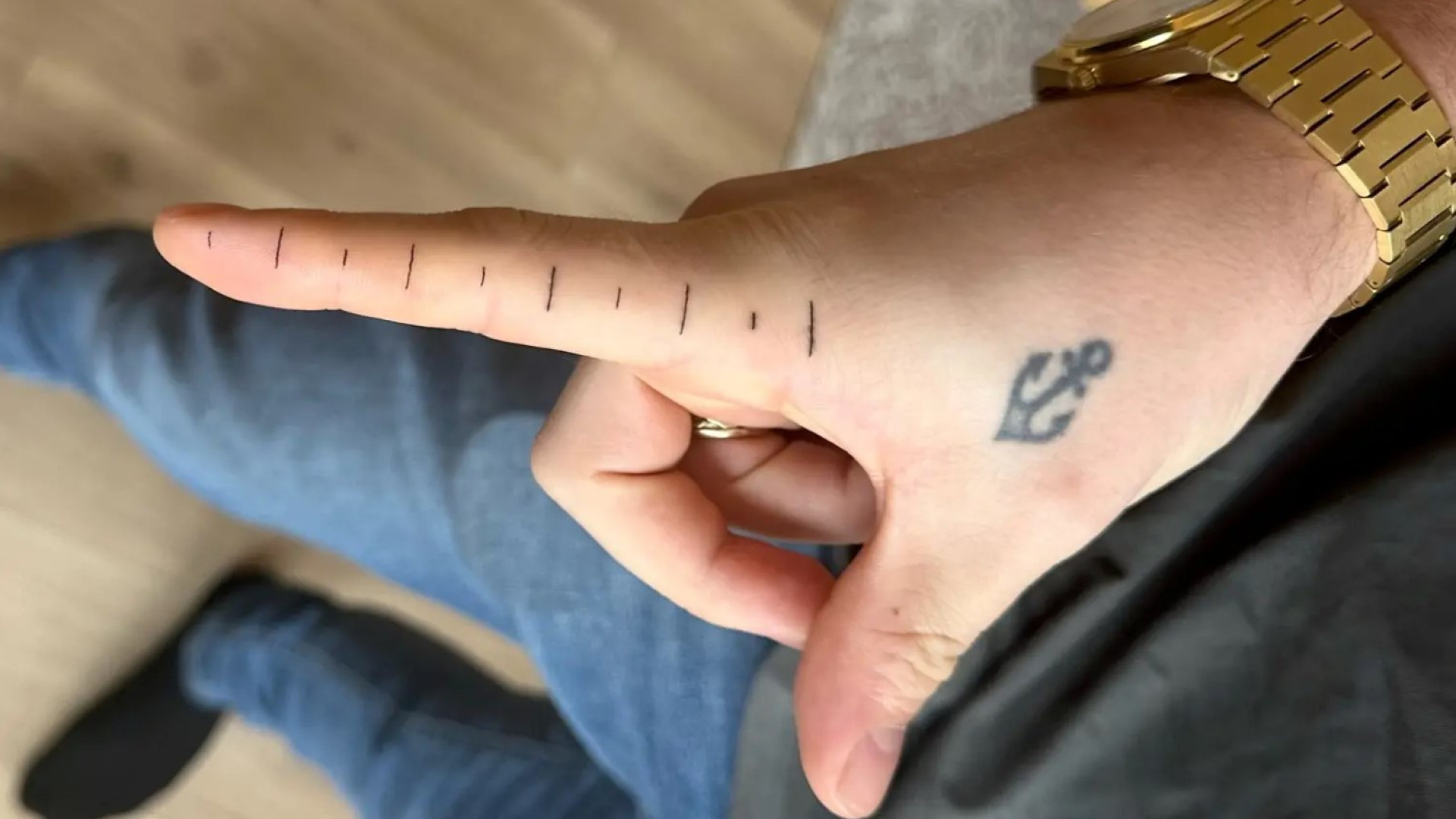  Homem tatua régua no dedo para medir objetos; veja